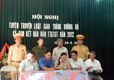 Công an huyện Lệ Thủy (Quảng Bình) tổ chức ký cam kết chấp hành tốt TTATGT cho người trên địa bàn.