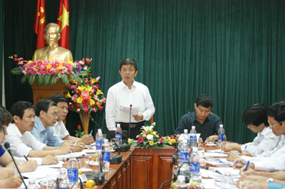Đồng chí Nguyễn Hữu Hoài, Phó Bí thư Tỉnh ủy, Chủ tịch UBND tỉnh, phát biểu kết luận tại buổi làm việc. Ảnh: N.M