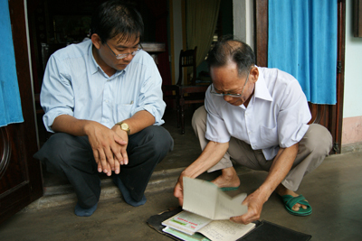 Anh Trịnh Quang Phúc và ông Lê Kim Dỹ đang tìm tài liệu về những người miền Nam tập kết. Ảnh: M.V