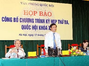 Chủ nhiệm Văn phòng Quốc Hội Nguyễn Hạnh Phúc giới thiệu nội dung kỳ họp thứ ba. (Ảnh: TTXVN)