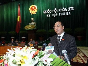 Phó Thủ tướng Nguyễn Xuân Phúc trình bày Báo cáo của Chính phủ trước Quốc hội. (Ảnh: TTXVN)