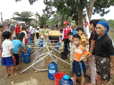 Hội Chữ thập đỏ tỉnh cấp nước sạch cho bà con  vùng lũ Lệ Thủy.
