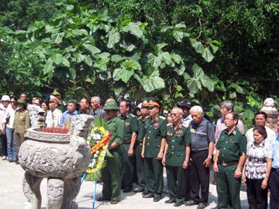 Đoàn CCB Trường Sơn dâng hương tại Đền tưởng niệm các anh hùng liệt sỹ đường 20- Quyết Thắng.