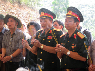Hai vị tướng Hoàng Anh Tuấn và Trần Danh Bích cùng các CCB Trường Sơn thắp hương cho đồng đội tại Di tích lịch sử đồi Cha Quang.