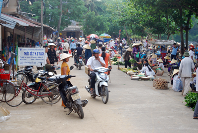 Chợ Quảng Sơn nằm sát bờ sông Nan, bên một trục đường chính của xã. Trong thời gian chợ hoạt động, người và  phương tiện rất vất vả mới đi qua được.