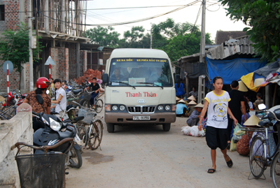Và rất khó khăn, người và phương tiện mới đi qua được  đoạn đường có chợ Vĩnh Phước, xã Quảng Lộc.