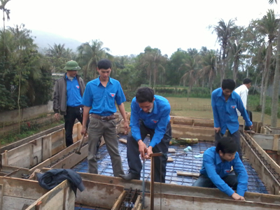 Đoàn viên thanh niên Quảng Trạch tham gia xây dựng công trình thanh niên.