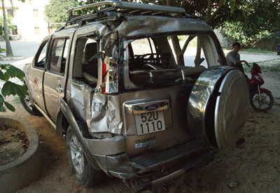 Xe ô tô mang biển kiểm soát 52 U-1110 bị đập nát liên quan đến một vụ trấn cướp gỗ huê xảy ra ở khu vực Hung Lầm (Xuân Trạch, Bố Trạch).