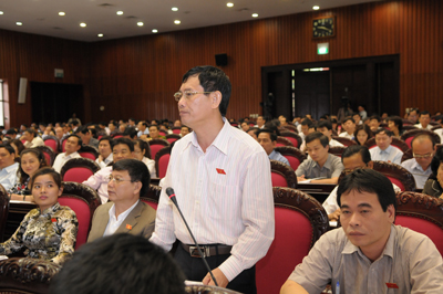 Đồng chí Nguyễn Ngọc Phương, Phó trưởng Đoàn ĐBQH tỉnh phát biểu tại hội trường.