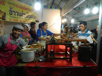 Gian hàng trưng bày sản phẩm cốm thuốc nam của một doanh nghiệp đến từ tỉnh Bưng Càn (Thái Lan) luôn thu hút đông đảo khách hàng.