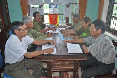 Tổ xung kích tự quản ANTT thôn Vĩnh Tuy 3, xã Vĩnh Ninh hội ý công việc.