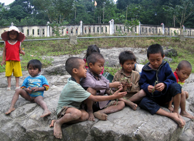 Trẻ A Rem ở xã Tân Trạch (Bố Trạch) say mê cùng trò chơi xếp các loại thú từ cây cỏ.
