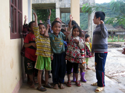 Nghỉ hè, những đứa trẻ bản Hưng, xã Trọng Hóa (Minh Hóa) vẫn đến trường chơi trò chơi học chữ.