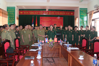 Đoàn đại biểu Bộ Chỉ huy  BĐBP tỉnh Quảng Bình và Sở An ninh tỉnh Khăm Muộn (Lào) ký kết biên bản ghi nhớ .