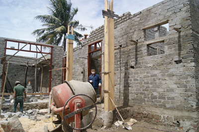 Người dân sử dụng gạch block thủ công để xây dựng nhà ở.