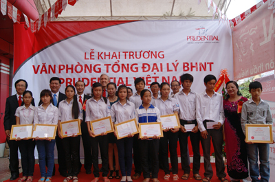 Báo Quảng Bình và Công ty BHNT Prudential tặng học bổng cho học sinh nghèo vượt khó.