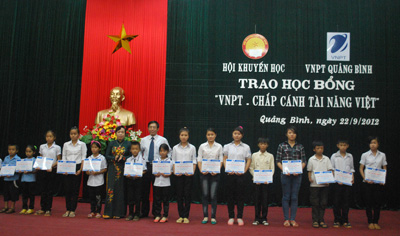 Lãnh đạo VNPT Quảng Bình và Hội Khuyến học tỉnh trao học bổng cho các học sinh nghèo vượt khó huyện Minh Hóa.