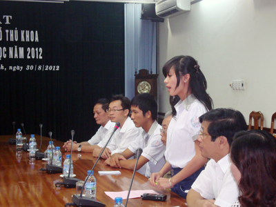 Lê Thảo Nhi thay mặt các thủ khoa phát biểu tại buổi UBND tỉnh gặp mặt biểu dương các thủ khoa kỳ thi đại học năm 2012.