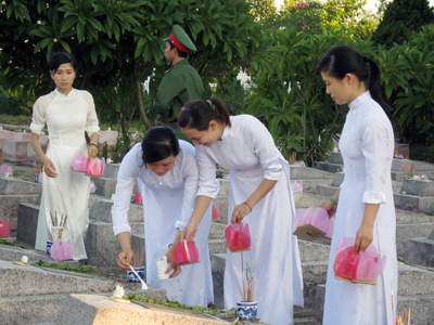 ĐVTN gắn hoa và thắp nến tri ân các anh hùng liệt sỹ tại nghĩa trang liệt sỹ Ba Dốc.