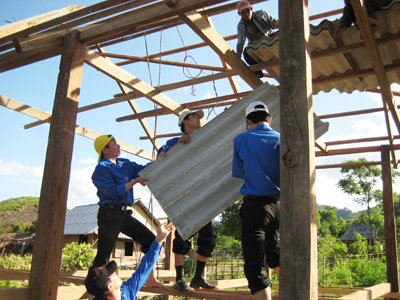 Tuổi trẻ Quảng Bình tình nguyện giúp đồng bào dân tộc thiểu số xã Lâm Thuỷ làm nhà ở.
