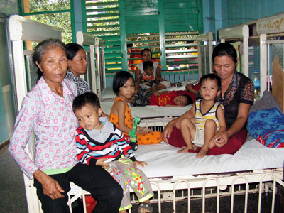 Các bệnh nhi ở khoa Nhi, Bệnh viện hữu nghị Việt Nam-Cu Ba Đồng Hới, mong lắm một đêm cỗ trông trăng.