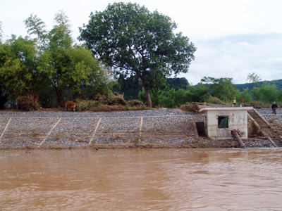 Đầu tư xây dựng kè chống xói lở ở bờ sông Gianh.