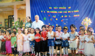 Ông Nguyễn Hữu Phi, Chủ tịch Hội khuyến học xã Cự Nẫm trao thưởng cho học sinh nhân ngày Quốc tế Thiếu nhi 1-6.