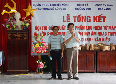 Đại diện lãnh đạo Dự án phát triển du lịch bền vững tiểu vùng Mê Kông Quảng Bình trao giải nhất cho anh Nguyễn Văn Tập