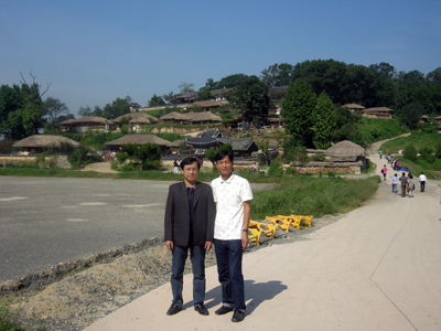 Tác giả (bìa trái) và một đồng nghiệp báo chí Hàn Quốc trước làng cổ Yangdong