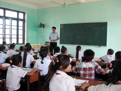 Những chiếc áo trắng quý như “bảo vật” này thường được  các em học sinh Trường PTDTNT huyện Quảng Ninh  để dành mặc vào thứ 2 đầu tuần