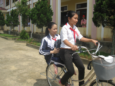 Gần bốn năm qua, ngày nào Linh cũng chở Vân đến trường bằng xe đạp.