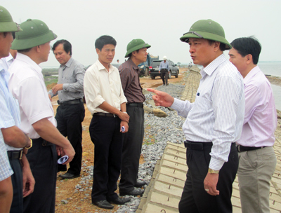 Đồng chí Trần Văn Tuân đang kiểm tra tình hình thi công đê bờ hữu sông Gianh (Bố Trạch).