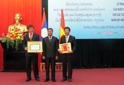 Đồng chí Khăm Bay Đăm Lắt, UVTƯ Đảng, Bí thư, Chủ tịch tỉnh Khăm Muộn, thừa uỷ quyền của Chủ tịch nước CHDCND Lào trao Huân chương Tự do hạng nhất cho tỉnh Quảng Bình.