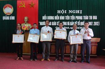 Đồng chí Trần Tiến Dũng, TUV, Phó Chủ tịch UBND tỉnh trao bằng khen cho các cá nhân xuất sắc trong phong trào.