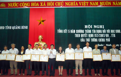 Đồng chí Nguyễn Xuân Quang, UVTV Tỉnh uỷ, Phó Chủ tịch Thường trực UBND tỉnh trao bằng khen của UBND tỉnh cho các tập thể đạt thành tích xuất sắc