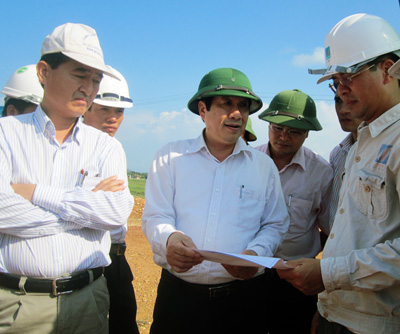 Đồng chí Nguyễn Xuân Quang, UVTV Tỉnh ủy, Phó Chủ tịch Thường trực UBND tỉnh kiểm tra tiến độ triển khai Trung tâm Nhiệt điện Quảng Trạch.