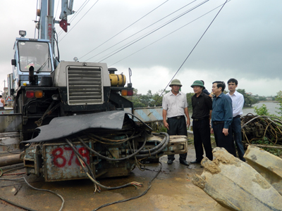 Đồng chí Nguyễn Xuân Quang kiểm tra công tác PCLB tại cầu Phong Liên (Lệ Thủy).