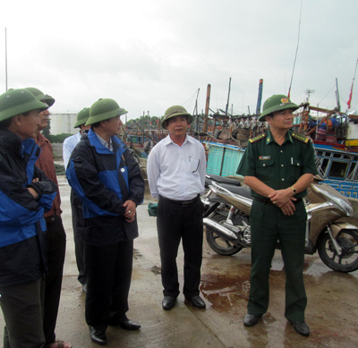Đồng chí Trần Văn Tuân kiểm tra tình hình chống bão tại Khu neo đậu Cửa Gianh.