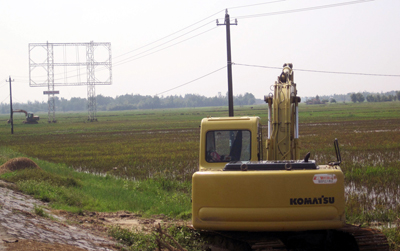Sửa chữa lại hệ thống giao thông nội đồng, chuẩn bị cho vụ đông-xuân 2012-2013 ở Quảng Ninh.
