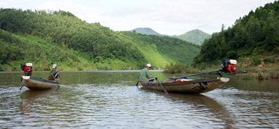 Cuộc sống mưu sinh của người dân bên dòng sông chủ yếu là đánh bắt thủy hải sản và trồng rừng.
