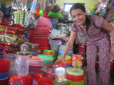 Hàng Việt được bày bán phổ biến ở chợ Hôm (Lộc Thủy, Lệ Thủy).
