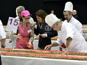 Anna Orford, đại diện sách Kỷ lục Guinness đang thẩm định chiếc bánh. 