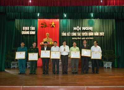 Đồng chí Nguyễn Xuân Quang, UVTV Tỉnh ủy, Phó Chủ tịch  Thường trực UBND tỉnh biểu dương các tập thể có thành tích xuất sắc trong công tác tuyển quân năm 2012.