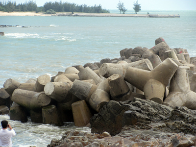 Những khối bê tông tản sóng nặng 25 tấn bị sóng đánh dạt khỏi thân đê sẽ được bảo hiểm đền bù công trục vớt di chuyển về vị trí ban đầu.