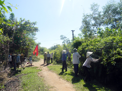 Người dân xã Tân Thủy, huyện Lệ Thủy  tự nguyện phá dỡ hàng rào để xây dựng  nông thôn mới.