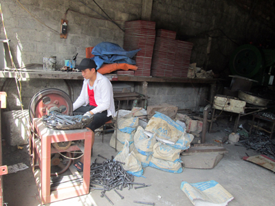 Lao động trẻ làm nghề đúc rèn ở Mai Hồng đang “rơi rụng” dần.