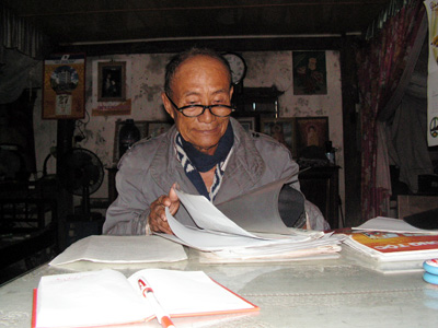 Cụ Dương Viết Thủ (Quảng Xá, Tân Ninh, Quảng Ninh) lần giở lại những ghi chép xưa về nghề trồng bông dệt vải truyền thống.