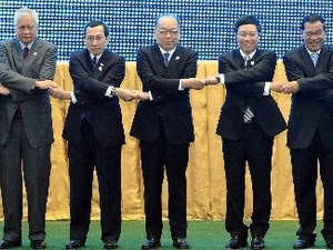 Bộ trưởng Ngoại giao Phạm Bình Minh (thứ 2 phải) và các đại biểu tại hội nghị Bộ trưởng Ngoại giao ASEAN tháng 7-2012. (Nguồn: AFP/TTXVN)