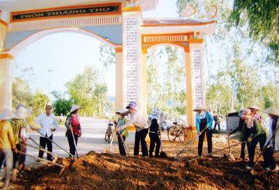 Phong trào xây dựng nông thôn mới được người dân Quảng Trạch tích cực hưởng ứng.