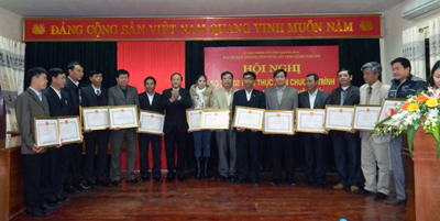 Các tập thể được khen thưởng vì đã có nhiều thành tích xuất sắc trong việc thực hiện Chương trình MTQGXDNTM năm 2012.    